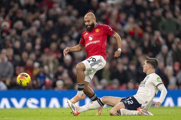 MANCHESTER, ENGLAND, DEC 04: Freddie Potts of West Ham and Bryan Mbeumo of Manchester United, ManU fight for possession during the Premier League match between Manchester United and West Ham United on December 04, 2025 in Manchester, England. Copyright: xWillxPalmer SportsxPressxPhotox Sportspressphoto_SPR69858