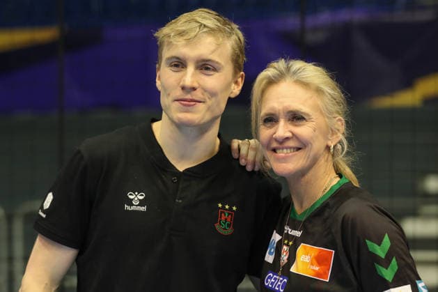 04 12 2025, xtgx, Handball, EHF Champions League, SC Magdeburg Pick Szeged v l Gisli Thorgeir Kristjansson Magdeburg, 10, center with his mother Thorgerdur Katrin Gunnarsdottir, the foreign minister of Iceland Magdeubrg