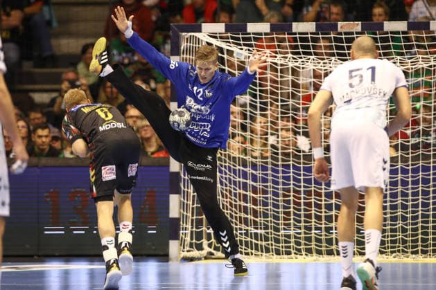 04 12 2025, xtgx, Handball, EHF Champions League, SC Magdeburg Pick Szeged v l Matthias Musche Magdeburg, 6 , Tobias Thulin Szeged, 12 Parade, holds the ball, catches the ball, parries seven-meter Magdeubrg