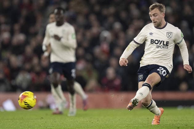 MANCHESTER, ENGLAND, DEC 04: Jarrod Bowen of West Ham passes the ball during the Premier League match between Manchester United, ManU and West Ham United on December 04, 2025 in Manchester, England. Copyright: xWillxPalmer SportsxPressxPhotox Sportspressphoto_SPR69883