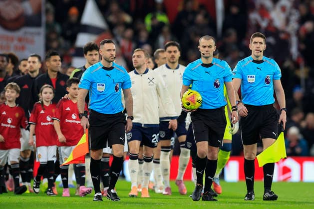 Manchester United, ManU v West Ham United Premier League 04 12 2025. Referee Andrew Kitchen leads the teams onto the pitch ahead of the Premier League match between Manchester United and West Ham United at Old Trafford, Manchester, England on 4 December 2025. Manchester Old Trafford Greater Manchester England Editorial use only DataCo restrictions apply See www.football-dataco.com , Copyright: xConorxMolloyx PSI-23335-0091