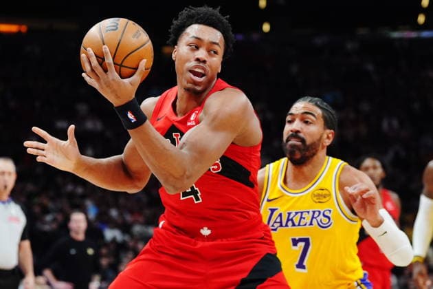 December 4, 2025, Toronto, On, Canada: Toronto Raptors Scottie Barnes (4) protects the ball from Los Angeles Lakers Gabe Vincent (7) during first half NBA, Basketball Herren, USA basketball action in Toronto on Thursday, Dec. 4, 2025. Canada News - December 4, 2025  - ZUMAc35_ 20251204_zaf_c35_120 Copyright: xFrankxGunnx