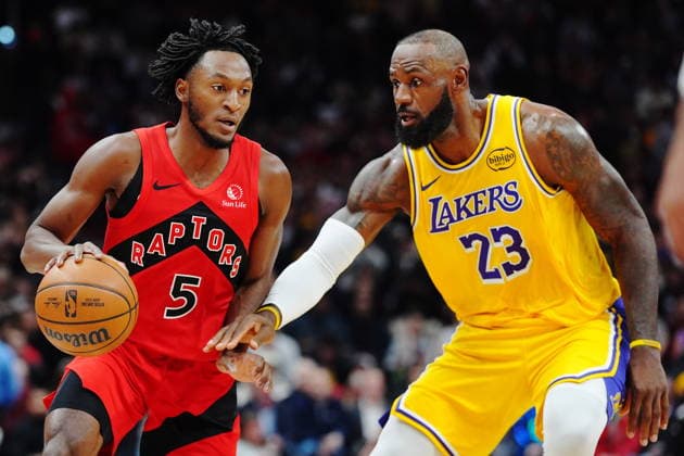 December 4, 2025, Toronto, On, Canada: Toronto Raptors Immanuel Quickley (5) protects the ball from Los Angeles Lakers LeBron James (23) during first half NBA, Basketball Herren, USA basketball action in Toronto on Thursday, Dec. 4, 2025. Canada News - December 4, 2025  - ZUMAc35_ 20251204_zaf_c35_122 Copyright: xFrankxGunnx