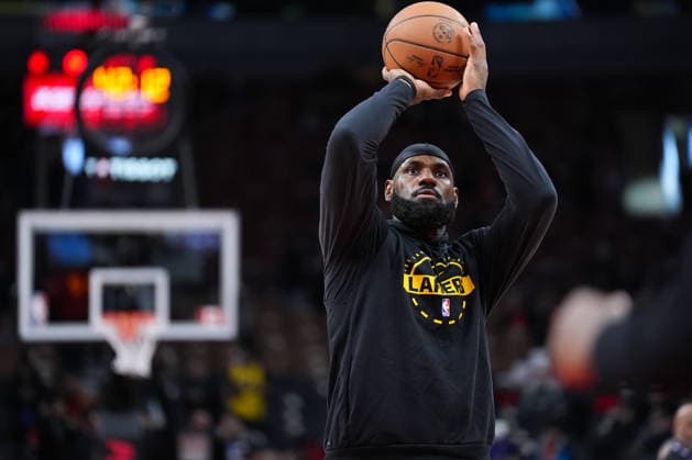 Los Angeles Lakers vs Toronto Raptors - NBA, Basketball Herren, USA TORONTO, CANADA - DECEMBER 4 : LeBron James of Los Angeles Lakers warms up ahead of the NBA basketball game between Los Angeles Lakers and Toronto Raptors at the Scotiabank Arena on December 4, 2025 in Toronto, Ontario, Canada. Mert Alper Dervis Anadolu Toronto Canada. Editorial use only. Please get in touch for any other usage.  Copyright: x2025xAnadoluxMertxAlperxDervisx