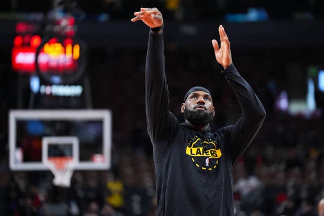 Los Angeles Lakers vs Toronto Raptors - NBA, Basketball Herren, USA TORONTO, CANADA - DECEMBER 4 : LeBron James of Los Angeles Lakers warms up ahead of the NBA basketball game between Los Angeles Lakers and Toronto Raptors at the Scotiabank Arena on December 4, 2025 in Toronto, Ontario, Canada. Mert Alper Dervis Anadolu Toronto Canada. Editorial use only. Please get in touch for any other usage.  Copyright: x2025xAnadoluxMertxAlperxDervisx