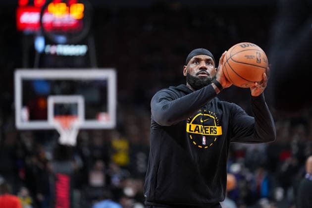Los Angeles Lakers vs Toronto Raptors - NBA, Basketball Herren, USA TORONTO, CANADA - DECEMBER 4 : LeBron James of Los Angeles Lakers warms up ahead of the NBA basketball game between Los Angeles Lakers and Toronto Raptors at the Scotiabank Arena on December 4, 2025 in Toronto, Ontario, Canada. Mert Alper Dervis Anadolu Toronto Canada. Editorial use only. Please get in touch for any other usage.  Copyright: x2025xAnadoluxMertxAlperxDervisx