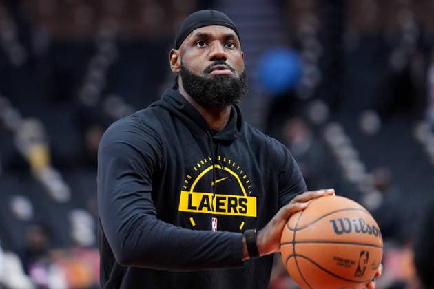Los Angeles Lakers vs Toronto Raptors - NBA, Basketball Herren, USA TORONTO, CANADA - DECEMBER 4 : LeBron James of Los Angeles Lakers warms up ahead of the NBA basketball game between Los Angeles Lakers and Toronto Raptors at the Scotiabank Arena on December 4, 2025 in Toronto, Ontario, Canada. Mert Alper Dervis Anadolu Toronto Canada. Editorial use only. Please get in touch for any other usage.  Copyright: x2025xAnadoluxMertxAlperxDervisx