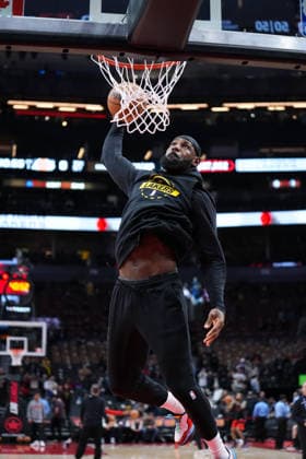 Los Angeles Lakers vs Toronto Raptors - NBA, Basketball Herren, USA TORONTO, CANADA - DECEMBER 4 : LeBron James of Los Angeles Lakers dunks the ball as he warms up ahead of the NBA basketball game between Los Angeles Lakers and Toronto Raptors at the Scotiabank Arena on December 4, 2025 in Toronto, Ontario, Canada. Mert Alper Dervis Anadolu Toronto Canada. Editorial use only. Please get in touch for any other usage.  Copyright: x2025xAnadoluxMertxAlperxDervisx