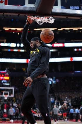 Los Angeles Lakers vs Toronto Raptors - NBA, Basketball Herren, USA TORONTO, CANADA - DECEMBER 4 : LeBron James of Los Angeles Lakers dunks the ball as he warms up ahead of the NBA basketball game between Los Angeles Lakers and Toronto Raptors at the Scotiabank Arena on December 4, 2025 in Toronto, Ontario, Canada. Mert Alper Dervis Anadolu Toronto Canada. Editorial use only. Please get in touch for any other usage.  Copyright: x2025xAnadoluxMertxAlperxDervisx