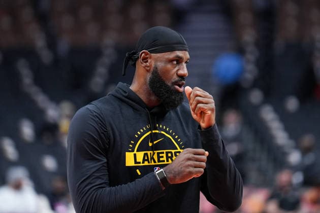Los Angeles Lakers vs Toronto Raptors - NBA, Basketball Herren, USA TORONTO, CANADA - DECEMBER 4 : LeBron James of Los Angeles Lakers warms up ahead of the NBA basketball game between Los Angeles Lakers and Toronto Raptors at the Scotiabank Arena on December 4, 2025 in Toronto, Ontario, Canada. Mert Alper Dervis Anadolu Toronto Canada. Editorial use only. Please get in touch for any other usage.  Copyright: x2025xAnadoluxMertxAlperxDervisx