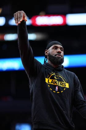 Los Angeles Lakers vs Toronto Raptors - NBA, Basketball Herren, USA TORONTO, CANADA - DECEMBER 4 : LeBron James of Los Angeles Lakers warms up ahead of the NBA basketball game between Los Angeles Lakers and Toronto Raptors at the Scotiabank Arena on December 4, 2025 in Toronto, Ontario, Canada. Mert Alper Dervis Anadolu Toronto Canada. Editorial use only. Please get in touch for any other usage.  Copyright: x2025xAnadoluxMertxAlperxDervisx