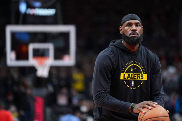 Los Angeles Lakers vs Toronto Raptors - NBA, Basketball Herren, USA TORONTO, CANADA - DECEMBER 4 : LeBron James of Los Angeles Lakers warms up ahead of the NBA basketball game between Los Angeles Lakers and Toronto Raptors at the Scotiabank Arena on December 4, 2025 in Toronto, Ontario, Canada. Mert Alper Dervis Anadolu Toronto Canada. Editorial use only. Please get in touch for any other usage.  Copyright: x2025xAnadoluxMertxAlperxDervisx