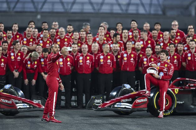 ABU DHABI, UNITED ARAB EMIRATES - DECEMBER 4: Lewis Hamilton of Great Britain and Scuderia Ferrari takes selfies with his team during previews ahead of the F1 Grand Prix of Abu Dhabi at Yas Marina Circuit on December 4, 2025 in Abu Dhabi, United Arab Emirates. (Photo by Paddocker)  Copyright: xQIANxJUNxMotorsportxMedia Paddocx Sportspressphoto_SPR70142