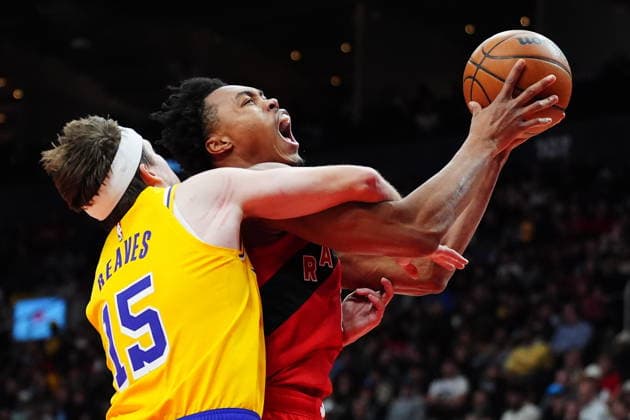 December 4, 2025, Toronto, On, Canada: Los Angeles Lakers Austin Reaves (15) fouls Toronto Raptors Scottie Barnes (4) during first half NBA, Basketball Herren, USA basketball action in Toronto on Thursday, Dec. 4, 2025. Canada News - December 4, 2025  - ZUMAc35_ 20251204_zaf_c35_129 Copyright: xFrankxGunnx