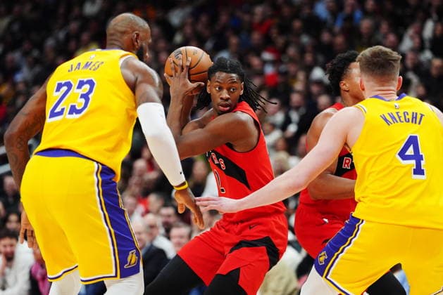 December 4, 2025, Toronto, On, Canada: Toronto Raptors Jonathan Mogbo (2) protects the ball from Los Angeles Lakers LeBron James (23) and Dalton Knecht (4) during first half NBA, Basketball Herren, USA basketball action in Toronto on Thursday, Dec. 4, 2025. Canada News - December 4, 2025  - ZUMAc35_ 20251204_zaf_c35_130 Copyright: xFrankxGunnx