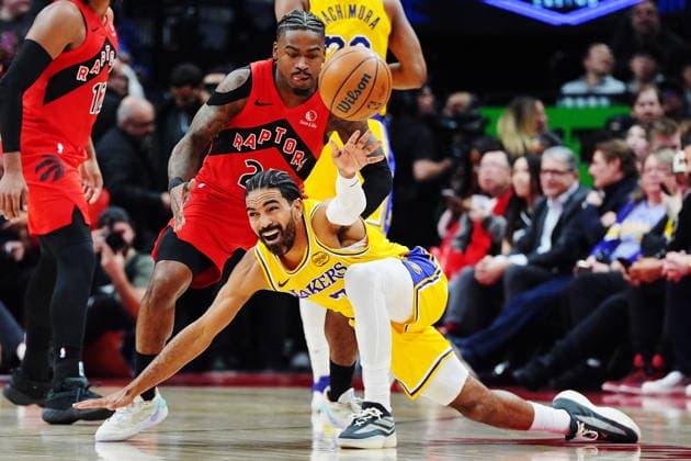 December 4, 2025, Toronto, On, Canada: Los Angeles Lakers Gabe Vincent (7) passes the ball as he falls in front of Toronto Raptors Jamal Shead (23) during first half NBA, Basketball Herren, USA basketball action in Toronto on Thursday, Dec. 4, 2025. Canada News - December 4, 2025  - ZUMAc35_ 20251204_zaf_c35_132 Copyright: xFrankxGunnx