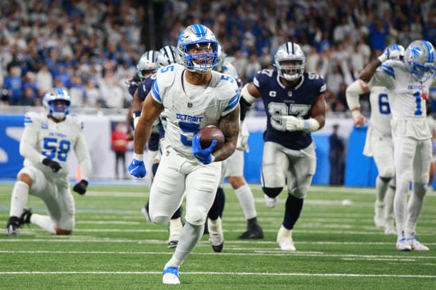Dallas Cowboys vs Detroit Lions DETROIT,MICHIGAN-DECEMBER 4: Detroit Lions running back David Montgomery 5 runs the ball for a touchdown during the first half of an NFL, American Football Herren, USA football game between the Dallas Cowboys and the Detroit Lions in Detroit, Michigan USA, on Thursday, December 4, 2025 Detroit Michigan United States  Copyright: xJorgexLemusx originalFilename:lemus-dallasco251204_npg0b.jpg