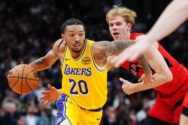 December 4, 2025, Toronto, On, Canada: Los Angeles Lakers Nick Smith Jr. (20) drives past Toronto Raptors Gradey Dick (1) during second half NBA, Basketball Herren, USA basketball action in Toronto on Thursday, Dec. 4, 2025. Canada News - December 4, 2025  - ZUMAc35_ 20251204_zaf_c35_144 Copyright: xFrankxGunnx