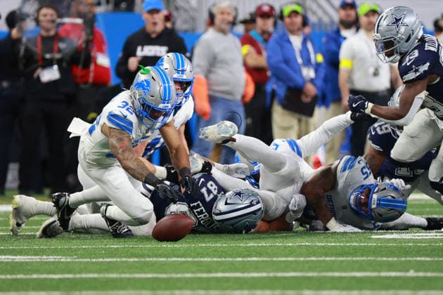 Dallas Cowboys vs Detroit Lions DETROIT,MICHIGAN-DECEMBER 4: Detroit Lions safety Brian Branch 32 recovers a fumble during the first half of an NFL, American Football Herren, USA football game between the Dallas Cowboys and the Detroit Lions in Detroit, Michigan USA, on Thursday, December 4, 2025 Detroit Michigan United States  Copyright: xJorgexLemusx originalFilename:lemus-dallasco251204_npdol.jpg
