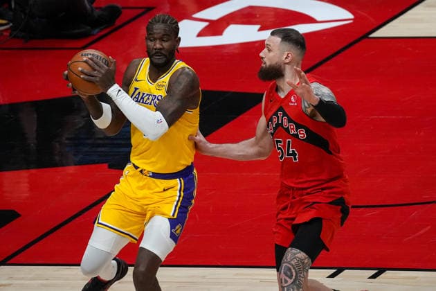 Los Angeles Lakers v Toronto Raptors - NBA, Basketball Herren, USA TORONTO, CANADA - DECEMBER 4 : Deandre Ayton (L) of Los Angeles Lakers in action against Sandro Mamukelashvili (54) of Toronto Raptors during the NBA basketball game between Los Angeles Lakers and Toronto Raptors at the Scotiabank Arena on December 4, 2025 in Toronto, Ontario, Canada. Mert Alper Dervis Anadolu Toronto Canada. Editorial use only. Please get in touch for any other usage.  Copyright: x2025xAnadoluxMertxAlperxDervisx