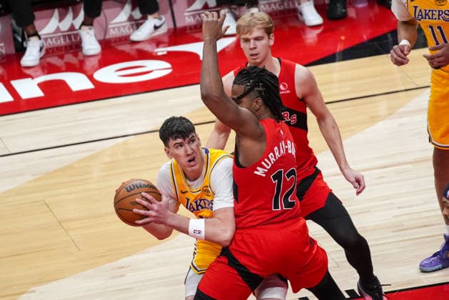 Los Angeles Lakers v Toronto Raptors - NBA, Basketball Herren, USA TORONTO, CANADA - DECEMBER 4 : Jake LaRavia (12) of Los Angeles Lakers in action against Collin Murray-Boyles (12) of Toronto Raptors during the NBA basketball game between Los Angeles Lakers and Toronto Raptors at the Scotiabank Arena on December 4, 2025 in Toronto, Ontario, Canada. Mert Alper Dervis Anadolu Toronto Canada. Editorial use only. Please get in touch for any other usage.  Copyright: x2025xAnadoluxMertxAlperxDervisx