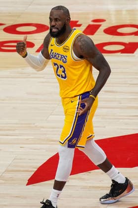 Los Angeles Lakers v Toronto Raptors - NBA, Basketball Herren, USA TORONTO, CANADA - DECEMBER 4 : LeBron James of Los Angeles Lakers in action during the NBA basketball game between Los Angeles Lakers and Toronto Raptors at the Scotiabank Arena on December 4, 2025 in Toronto, Ontario, Canada. Mert Alper Dervis Anadolu Toronto Canada. Editorial use only. Please get in touch for any other usage.  Copyright: x2025xAnadoluxMertxAlperxDervisx