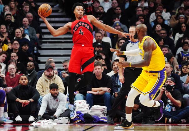 December 4, 2025, Toronto, On, Canada: Toronto Raptors Scottie Barnes (4) passes over Los Angeles Lakers LeBron James (23) during second half NBA, Basketball Herren, USA basketball action in Toronto on Thursday, Dec. 4, 2025. Canada News - December 4, 2025  - ZUMAc35_ 20251204_zaf_c35_149 Copyright: xFrankxGunnx
