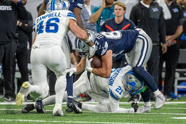 DETROIT, MI - DECEMBER 04: Dallas Cowboys TE Jake Ferguson (87) gets hit and fumbles the ball during the game between Dallas Cowboys and Detroit Lions on December 4, 2025 at Ford Field in Detroit, MI ( CSM) Detroit United States - ZUMAc04_ 20251204_zma_c04_024 Copyright: xAllanxDranbergx