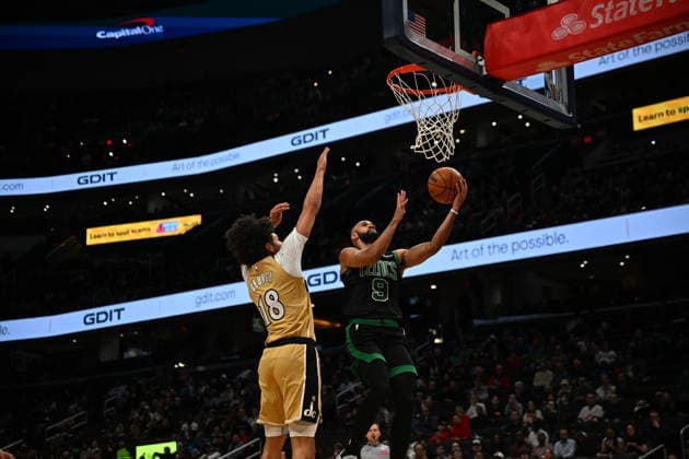 Boston Celtics vs Washington Wizards - NBA, Basketball Herren, USA WASHINGTON DC, UNITED STATES - NOVEMBER 4 : Kyshawn George (18) of Washington Wizards in action against Derrick White (9) of Boston Celtics during the NBA basketball game between Boston Celtics and Washington Wizards at the Capital One Arena on DECEMBER 4, 2025 in Washington DC, United States. Celal Gunes Anadolu Washington DC United States. Editorial use only. Please get in touch for any other usage.  Copyright: x2025xAnadoluxCelalxGunesx