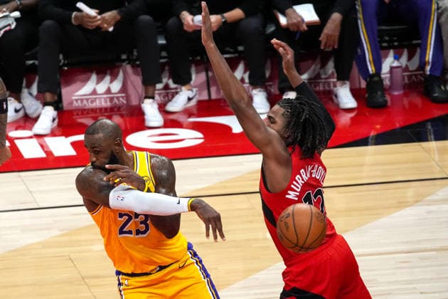 Los Angeles Lakers v Toronto Raptors - NBA, Basketball Herren, USA TORONTO, CANADA - DECEMBER 4 : LeBron James (23) of Los Angeles Lakers in action against Colin Murray-Boyles (12) of Toronto Raptors during the NBA basketball game between Los Angeles Lakers and Toronto Raptors at the Scotiabank Arena on December 4, 2025 in Toronto, Ontario, Canada. Mert Alper Dervis Anadolu Toronto Canada. Editorial use only. Please get in touch for any other usage.  Copyright: x2025xAnadoluxMertxAlperxDervisx