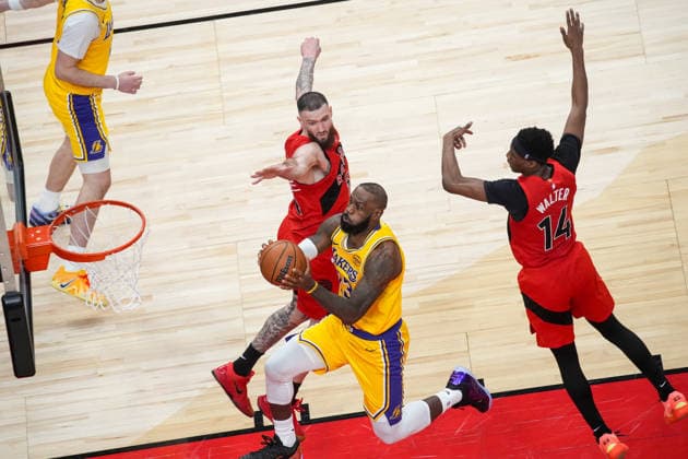 Los Angeles Lakers v Toronto Raptors - NBA, Basketball Herren, USA TORONTO, CANADA - DECEMBER 4 : LeBron James (23) of Los Angeles Lakers in action during the NBA basketball game between Los Angeles Lakers and Toronto Raptors at the Scotiabank Arena on December 4, 2025 in Toronto, Ontario, Canada. Mert Alper Dervis Anadolu Toronto Canada. Editorial use only. Please get in touch for any other usage.  Copyright: x2025xAnadoluxMertxAlperxDervisx
