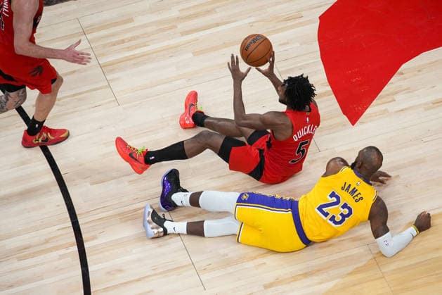 Los Angeles Lakers v Toronto Raptors - NBA, Basketball Herren, USA TORONTO, CANADA - DECEMBER 4 : Immanuel Quickley (5) of Toronto Raptors in action against LeBron James (23) of Los Angeles Lakers during the NBA basketball game between Los Angeles Lakers and Toronto Raptors at the Scotiabank Arena on December 4, 2025 in Toronto, Ontario, Canada. Mert Alper Dervis Anadolu Toronto Canada. Editorial use only. Please get in touch for any other usage.  Copyright: x2025xAnadoluxMertxAlperxDervisx