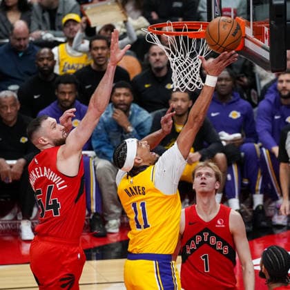 Los Angeles Lakers v Toronto Raptors - NBA, Basketball Herren, USA TORONTO, CANADA - DECEMBER 4 : Jaxson Hayes (11) of Los Angeles Lakers in action against Sandro Mamukelashvili (54) of Toronto Raptors during the NBA basketball game between Los Angeles Lakers and Toronto Raptors at the Scotiabank Arena on December 4, 2025 in Toronto, Ontario, Canada. Mert Alper Dervis Anadolu Toronto Canada. Editorial use only. Please get in touch for any other usage.  Copyright: x2025xAnadoluxMertxAlperxDervisx