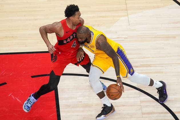 Los Angeles Lakers v Toronto Raptors - NBA, Basketball Herren, USA TORONTO, CANADA - DECEMBER 4 : LeBron James (23) of Los Angeles Lakers in action against Scottie Barnes (4) of Toronto Raptors during the NBA basketball game between Los Angeles Lakers and Toronto Raptors at the Scotiabank Arena on December 4, 2025 in Toronto, Ontario, Canada. Mert Alper Dervis Anadolu Toronto Canada. Editorial use only. Please get in touch for any other usage.  Copyright: x2025xAnadoluxMertxAlperxDervisx