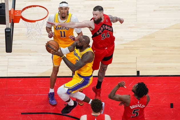 Los Angeles Lakers v Toronto Raptors - NBA, Basketball Herren, USA TORONTO, CANADA - DECEMBER 4 : LeBron James (23) of Los Angeles Lakers in action during the NBA basketball game between Los Angeles Lakers and Toronto Raptors at the Scotiabank Arena on December 4, 2025 in Toronto, Ontario, Canada. Mert Alper Dervis Anadolu Toronto Canada. Editorial use only. Please get in touch for any other usage.  Copyright: x2025xAnadoluxMertxAlperxDervisx