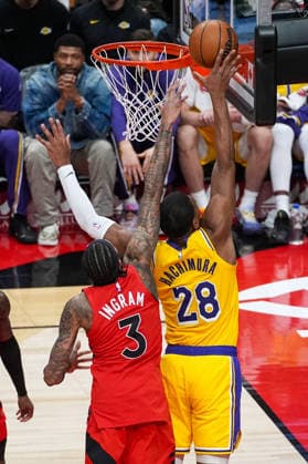 Los Angeles Lakers v Toronto Raptors - NBA, Basketball Herren, USA TORONTO, CANADA - DECEMBER 4 : Rui Hachimura (28) of Los Angeles Lakers in action against Brandon Ingram (3) of Toronto Raptors during the NBA basketball game between Los Angeles Lakers and Toronto Raptors at the Scotiabank Arena on December 4, 2025 in Toronto, Ontario, Canada. Mert Alper Dervis Anadolu Toronto Canada. Editorial use only. Please get in touch for any other usage.  Copyright: x2025xAnadoluxMertxAlperxDervisx
