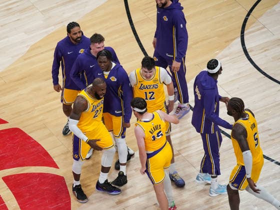 Los Angeles Lakers v Toronto Raptors - NBA, Basketball Herren, USA TORONTO, CANADA - DECEMBER 4 : Players of Los Angeles Lakers celebrate after the NBA basketball game between Los Angeles Lakers and Toronto Raptors at the Scotiabank Arena on December 4, 2025 in Toronto, Ontario, Canada. Mert Alper Dervis Anadolu Toronto Canada. Editorial use only. Please get in touch for any other usage.  Copyright: x2025xAnadoluxMertxAlperxDervisx