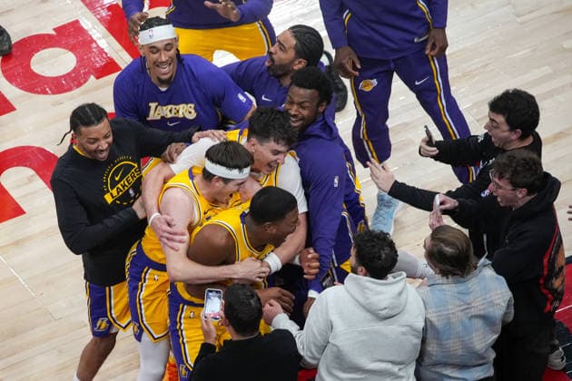 Los Angeles Lakers v Toronto Raptors - NBA, Basketball Herren, USA TORONTO, CANADA - DECEMBER 4 : Players of Los Angeles Lakers celebrate after the NBA basketball game between Los Angeles Lakers and Toronto Raptors at the Scotiabank Arena on December 4, 2025 in Toronto, Ontario, Canada. Mert Alper Dervis Anadolu Toronto Canada. Editorial use only. Please get in touch for any other usage.  Copyright: x2025xAnadoluxMertxAlperxDervisx