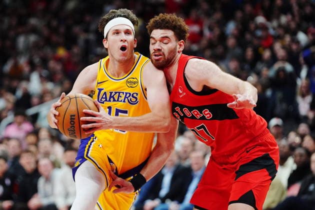 December 4, 2025, Toronto, On, Canada: Los Angeles Lakers Austin Reaves (left) drives past Toronto Raptors Jamison Battle (77) during second half NBA, Basketball Herren, USA basketball action in Toronto on Thursday, Dec. 4, 2025. Canada News - December 4, 2025  - ZUMAc35_ 20251204_zaf_c35_160 Copyright: xFrankxGunnx