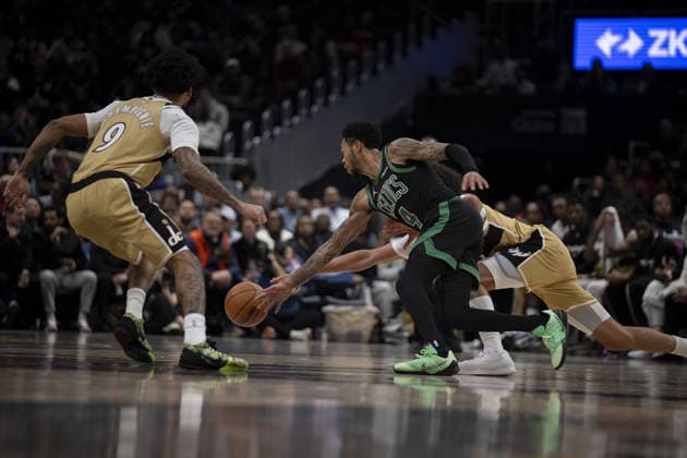 Boston Celtics v Washington Wizards - NBA, Basketball Herren, USA WASHINGTON DC, UNITED STATES - NOVEMBER 4 : Justin Champagnie (9) and Kyshawn George (18) of Washington Wizards in action against Anfernee Simons (4) of Boston Celtics during the NBA basketball game between Boston Celtics and Washington Wizards at the Capital One Arena in Washington DC, United States on December 04, 2025. Celal Gunes Anadolu Washington United States. Editorial use only. Please get in touch for any other usage.  Copyright: x2025xAnadoluxCelalxGunesx