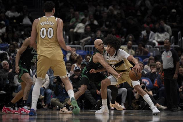 Boston Celtics v Washington Wizards - NBA, Basketball Herren, USA WASHINGTON DC, UNITED STATES - NOVEMBER 4 : Kyshawn George (18) of Washington Wizards in action against Jordan Walsh (27) of Boston Celtics during the NBA basketball game between Boston Celtics and Washington Wizards at the Capital One Arena in Washington DC, United States on December 04, 2025. Celal Gunes Anadolu Washington United States. Editorial use only. Please get in touch for any other usage.  Copyright: x2025xAnadoluxCelalxGunesx
