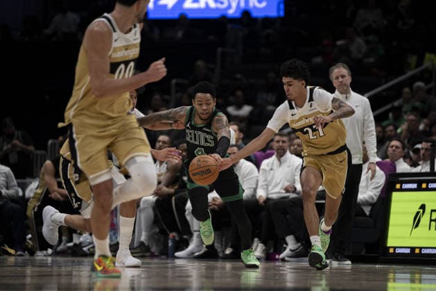 Boston Celtics v Washington Wizards - NBA, Basketball Herren, USA WASHINGTON DC, UNITED STATES - NOVEMBER 4 : Will Riley (27) of Washington Wizards in action against Anfernee Simons (4) of Boston Celtics during the NBA basketball game between Boston Celtics and Washington Wizards at the Capital One Arena in Washington DC, United States on December 04, 2025. Celal Gunes Anadolu Washington United States. Editorial use only. Please get in touch for any other usage.  Copyright: x2025xAnadoluxCelalxGunesx