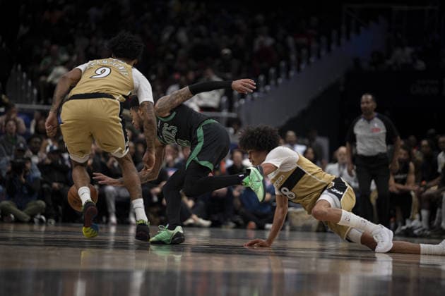 Boston Celtics v Washington Wizards - NBA, Basketball Herren, USA WASHINGTON DC, UNITED STATES - NOVEMBER 4 : Justin Champagnie (9) and Kyshawn George (18) of Washington Wizards in action against Anfernee Simons (4) of Boston Celtics during the NBA basketball game between Boston Celtics and Washington Wizards at the Capital One Arena in Washington DC, United States on December 04, 2025. Celal Gunes Anadolu Washington United States. Editorial use only. Please get in touch for any other usage.  Copyright: x2025xAnadoluxCelalxGunesx