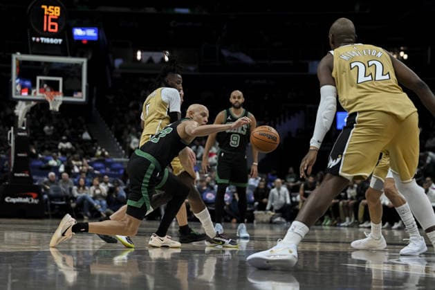 Boston Celtics v Washington Wizards - NBA, Basketball Herren, USA WASHINGTON DC, UNITED STATES - NOVEMBER 4 : Khris Middleton (22) of Washington Wizards in action against Jordan Walsh (27) of Boston Celtics during the NBA basketball game between Boston Celtics and Washington Wizards at the Capital One Arena in Washington DC, United States on December 04, 2025. Celal Gunes Anadolu Washington United States. Editorial use only. Please get in touch for any other usage.  Copyright: x2025xAnadoluxCelalxGunesx