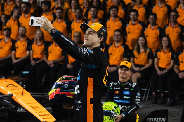 December 4, 2025, Abu Dhabi, Abu Dhabi, United Arab Emirates: 81 OSCAR PIASTRI (AU, McLaren Racing F1 Team) and 4 LANDO NORRIS (GBR, McLaren Racing F1 Team) taking the team photo of the 2025 Formula 1 season on Media Day (Thursday) at the Formula 1 Etihad Airways Abu Dhabi Prix 2025 at the Yas Marina Circuit. Abu Dhabi United Arab Emirates - ZUMAr193 20251204_zsp_r193_142 Copyright: xSaraxRuffonix
