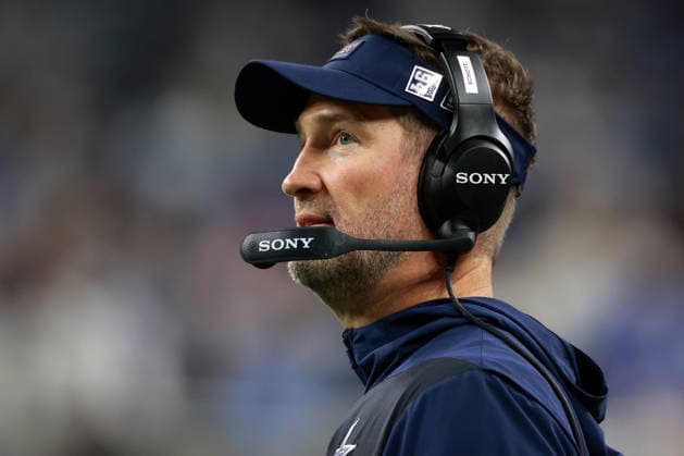 Dallas Cowboys vs Detroit Lions DETROIT,MICHIGAN-December4: Head coach Brian Schottenheimer of the Dallas Cowboys looks up at the screen after a call during an NFL, American Football Herren, USA football game between the Dallas Cowboys and the Detroit Lions in Detroit, Michigan USA, on Thursday, December 4, 2025. Detroit Michigan United States  Copyright: xAmyxLemusx originalFilename:lemus-dallasco251204_npTi5.jpg