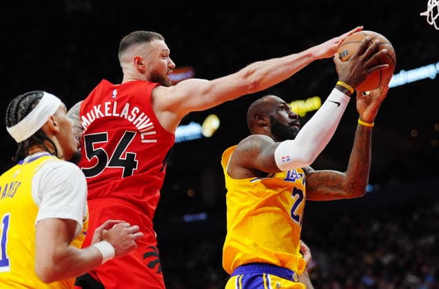 December 4, 2025, Toronto, On, Canada: Los Angeles Lakers LeBron James (right) drives to the basket as Toronto Raptors Sandro Mamukelashvili (54) defends during second half NBA, Basketball Herren, USA basketball action in Toronto on Thursday, Dec. 4, 2025. Canada News - December 4, 2025  - ZUMAc35_ 20251204_zaf_c35_162 Copyright: xFrankxGunnx