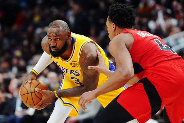 December 4, 2025, Toronto, On, Canada: Los Angeles Lakers LeBron James (23) is guarded by Toronto Raptors Scottie Barnes (4) during second half NBA, Basketball Herren, USA basketball action in Toronto on Thursday, Dec. 4, 2025. Canada News - December 4, 2025  - ZUMAc35_ 20251204_zaf_c35_163 Copyright: xFrankxGunnx