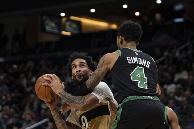 Boston Celtics v Washington Wizards - NBA, Basketball Herren, USA WASHINGTON DC, UNITED STATES - NOVEMBER 4 : Justin Champagnie (9) of Washington Wizards in action against Anfernee Simons (4) of Boston Celtics during the NBA basketball game between Boston Celtics and Washington Wizards at the Capital One Arena in Washington DC, United States on December 04, 2025. Celal Gunes Anadolu Washington United States. Editorial use only. Please get in touch for any other usage.  Copyright: x2025xAnadoluxCelalxGunesx