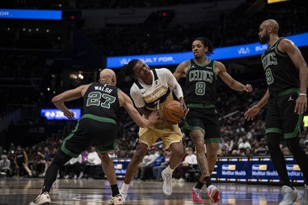 Boston Celtics v Washington Wizards - NBA, Basketball Herren, USA WASHINGTON DC, UNITED STATES - NOVEMBER 4 : Bub Carrington (7) of Washington Wizards in action against Josh Minott (8), Jordan Walsh (27) and Derrick White (9) of Boston Celtics during the NBA basketball game between Boston Celtics and Washington Wizards at the Capital One Arena in Washington DC, United States on December 04, 2025. Celal Gunes Anadolu Washington United States. Editorial use only. Please get in touch for any other usage.  Copyright: x2025xAnadoluxCelalxGunesx